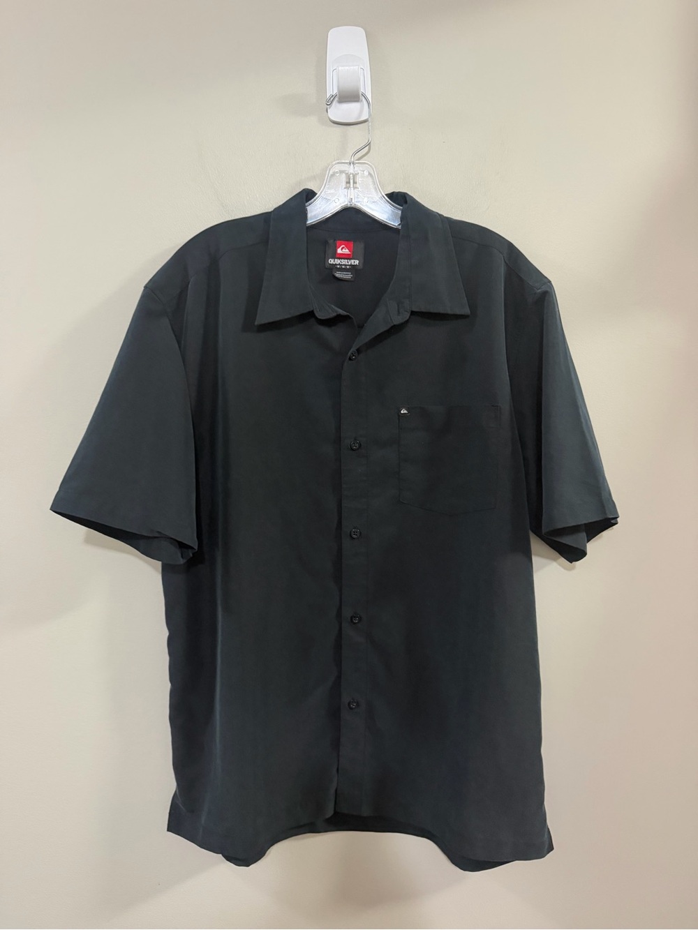 Quiksilver Men’s Black Short-Sleeve Button-Down Camp Shirt. Size M
